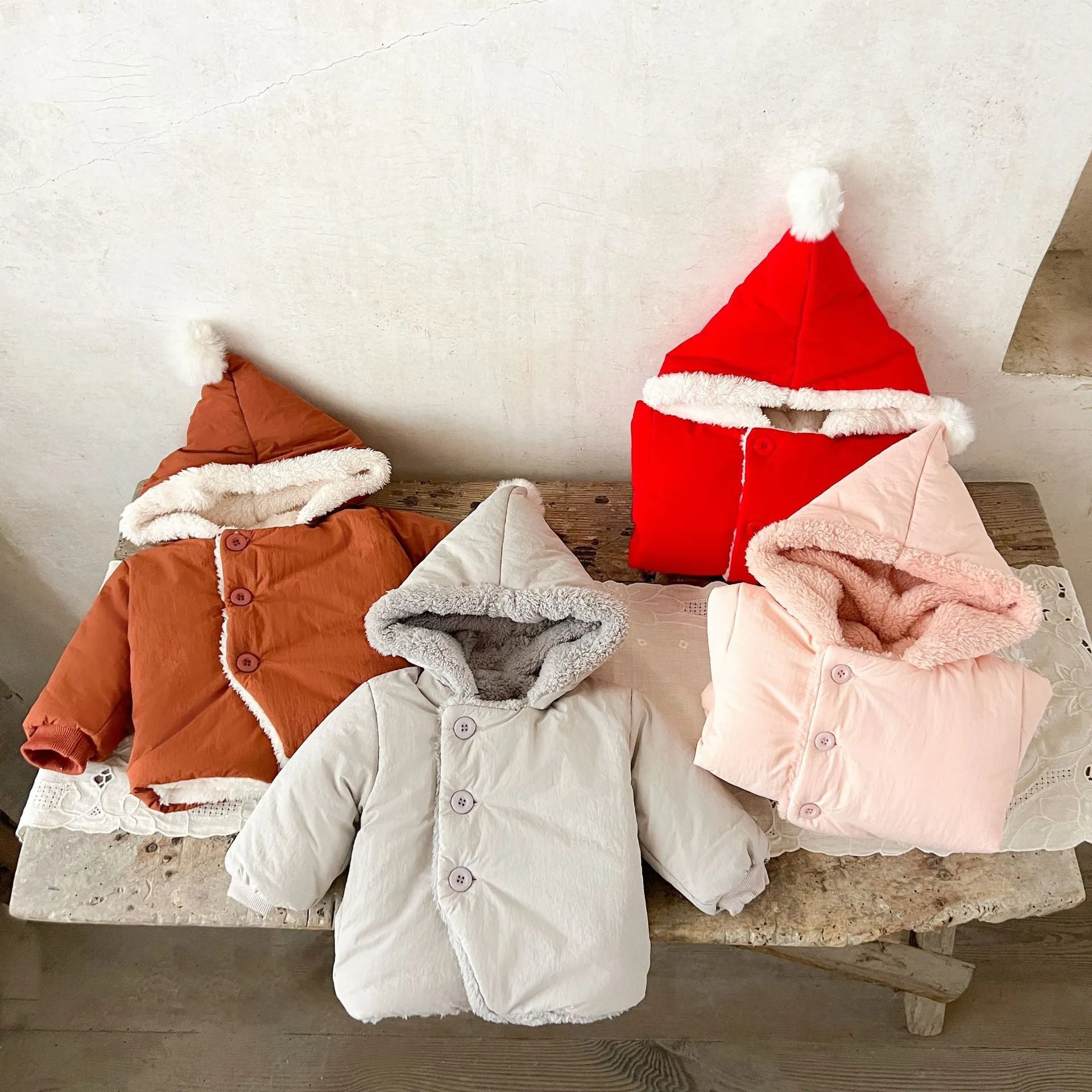 Winter fleece-lined unisex baby jacket in solid colour, pearl fleece fabric, hooded, button front, available in light gray, pink, brown, bright red