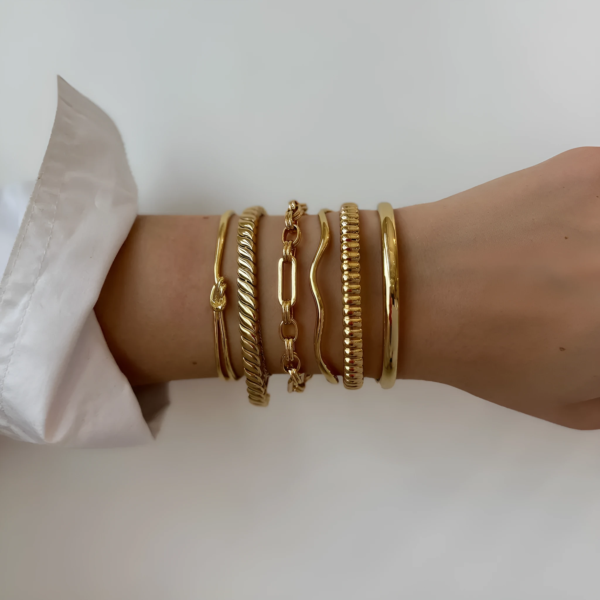 Women's stainless steel bracelet with electroplated metallic finish in European and American style