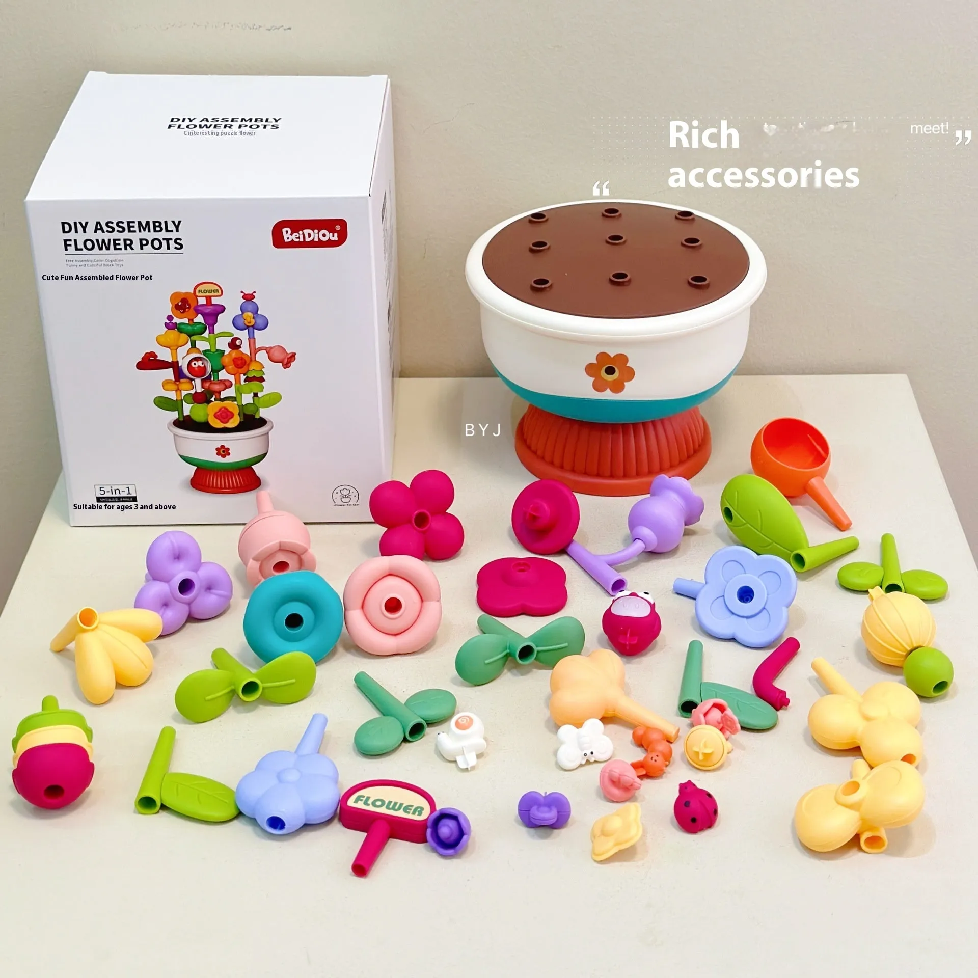Colourful plastic flowerpot building block set with assorted flower-shaped pieces, in a colour box