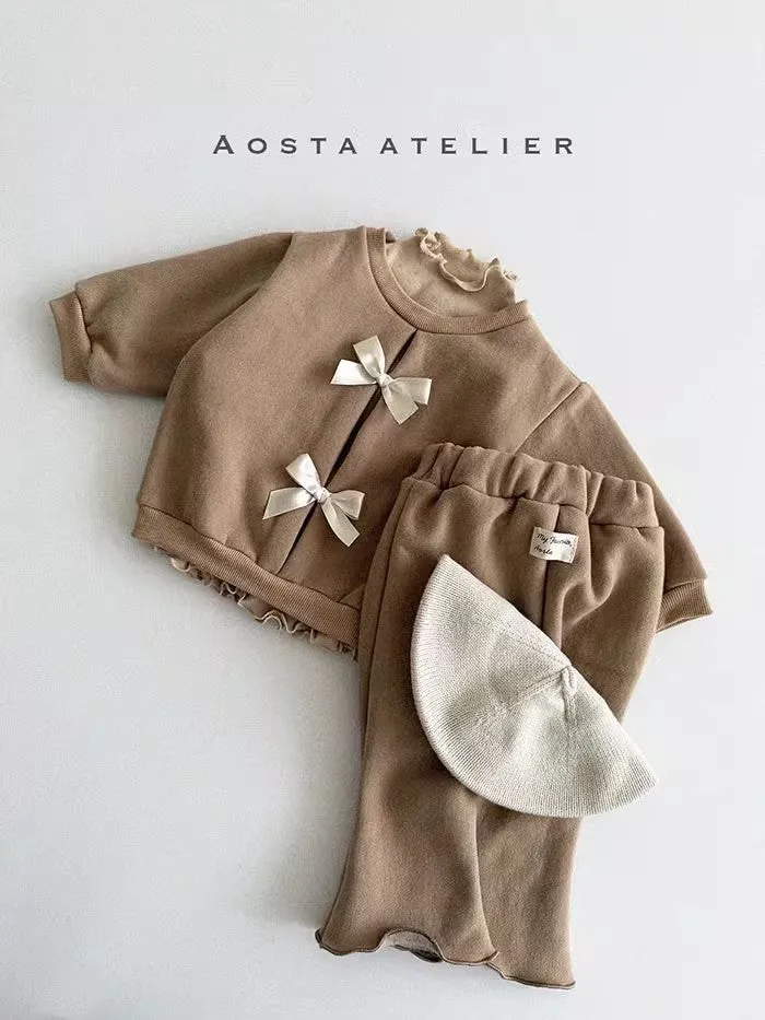 Cotton blouse and pants set for girls with wooden buttons and matching hat in beige