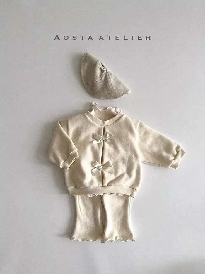 Cotton blouse and pants set for girls with wooden buttons and matching hat in beige