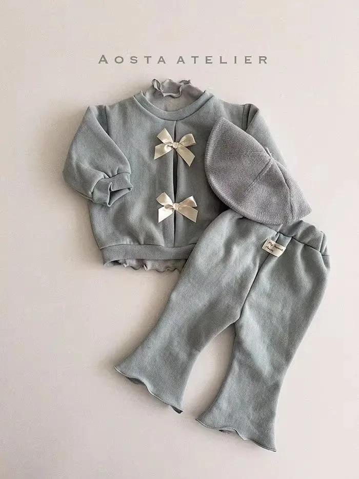 Cotton blouse and pants set for girls with wooden buttons and matching hat in beige
