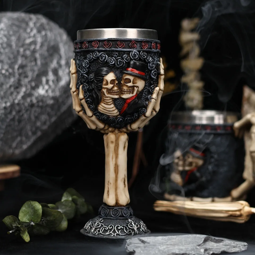 A pair of stainless steel skull skeleton design wine glasses with a retro style, 200ml capacity.