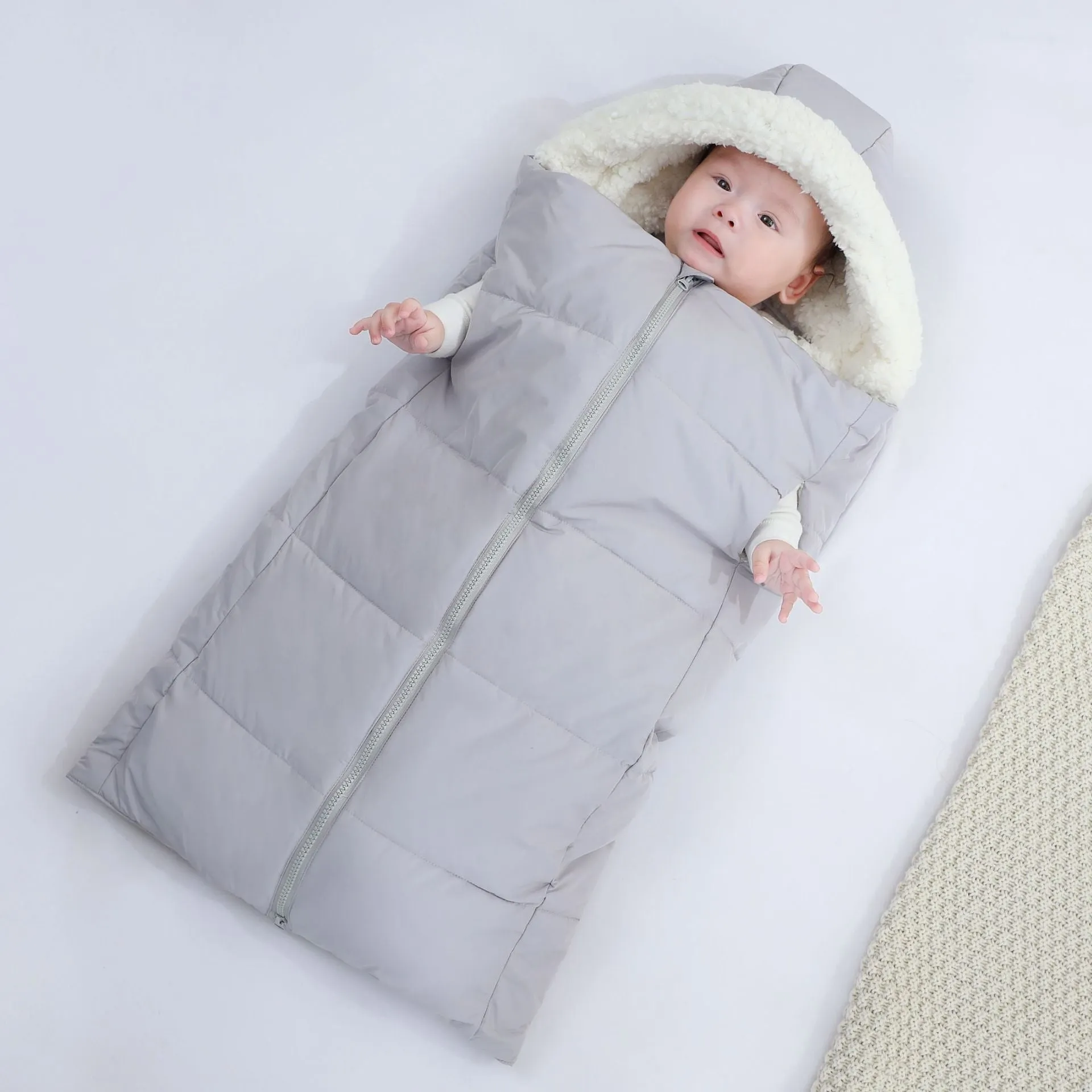 Baby sleeping bag in thickened fleece polyester, unfolded 70x90cm, available in four solid colours
