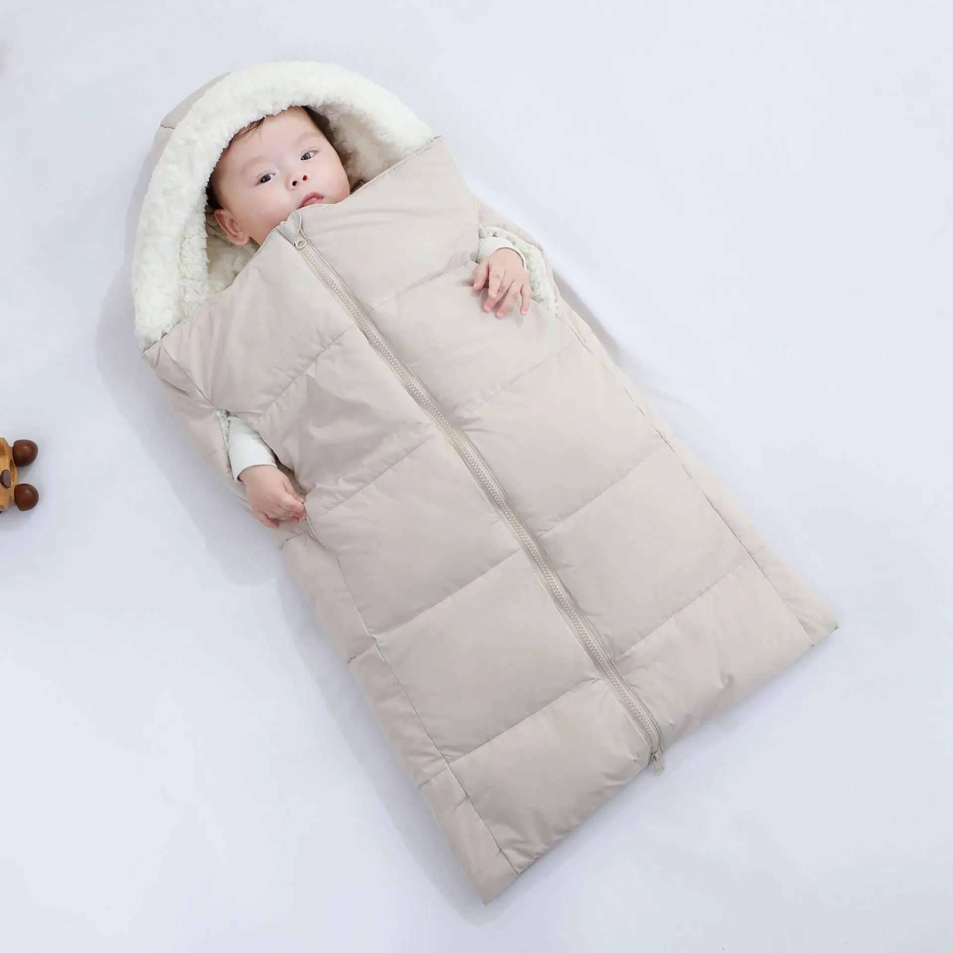 Baby sleeping bag in thickened fleece polyester, unfolded 70x90cm, available in four solid colours