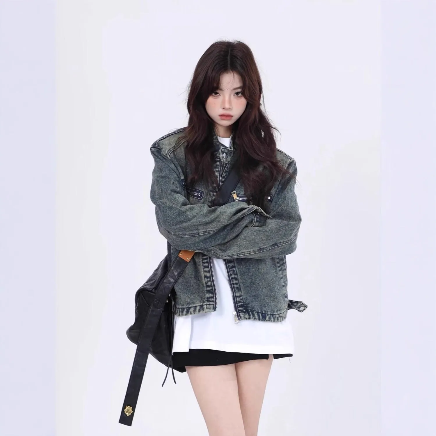 American Vintage distressed denim jacket for women, blue, long sleeves, cotton denim, front view