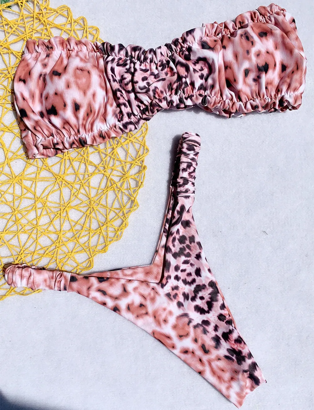 Solid colour women's high-waist bikini with split chest pad in leopard print, green, or red