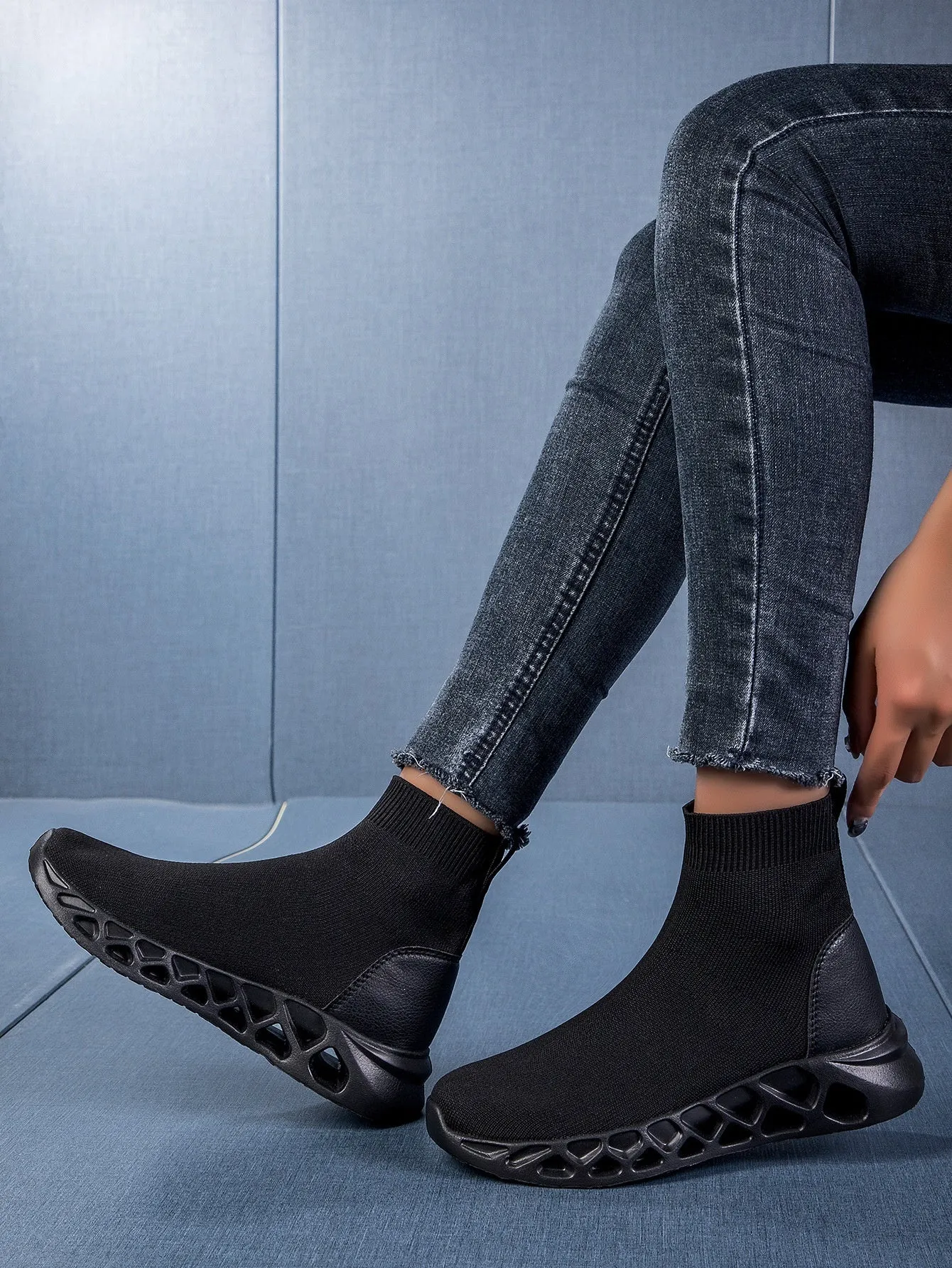 Women's casual mesh shoes in terracotta colour with round toe and low-top design
