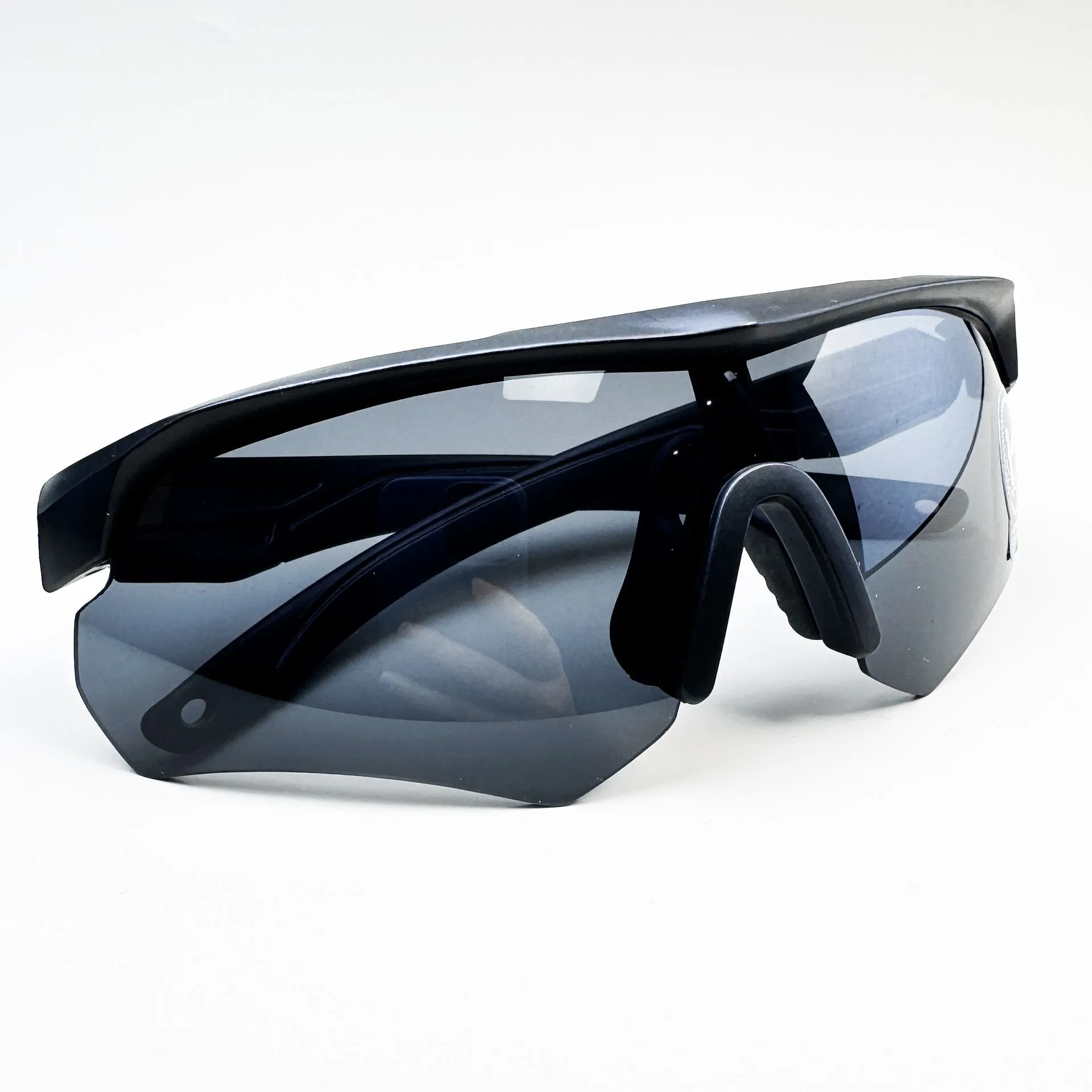 Sports goggles for cycling with polycarbonate frame and interchangeable lenses in windproof design