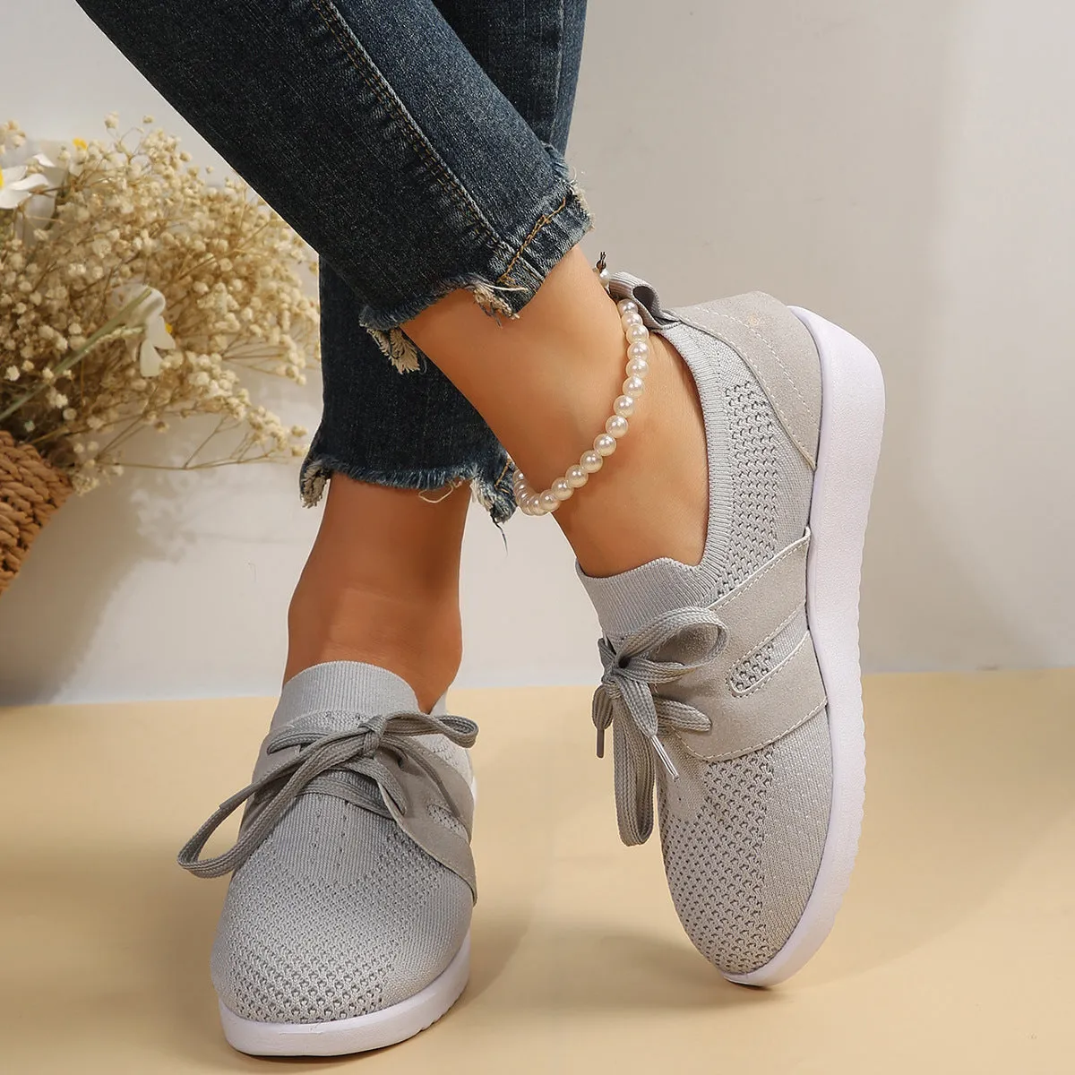 Casual women's sports shoes with mesh lining, rubber sole, front lace-up, low heel, round toe in black