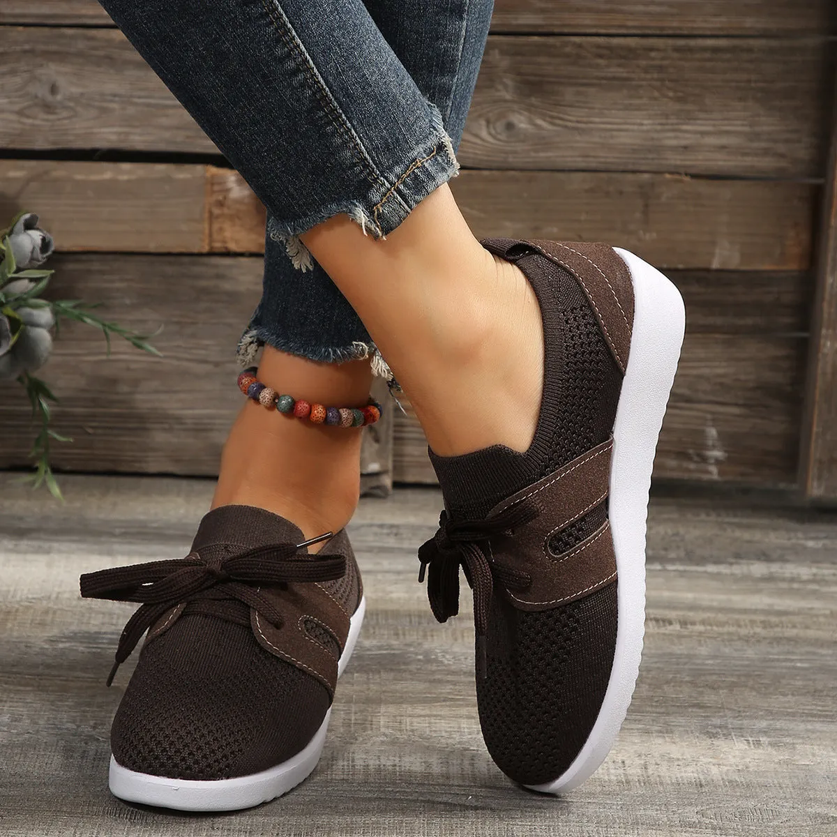 Casual women's sports shoes with mesh lining, rubber sole, front lace-up, low heel, round toe in black