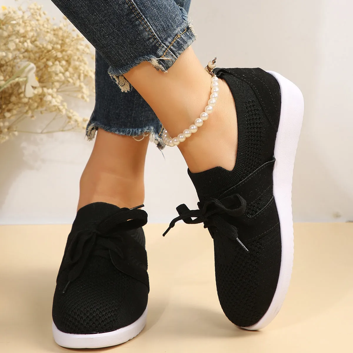 Casual women's sports shoes with mesh lining, rubber sole, front lace-up, low heel, round toe in black