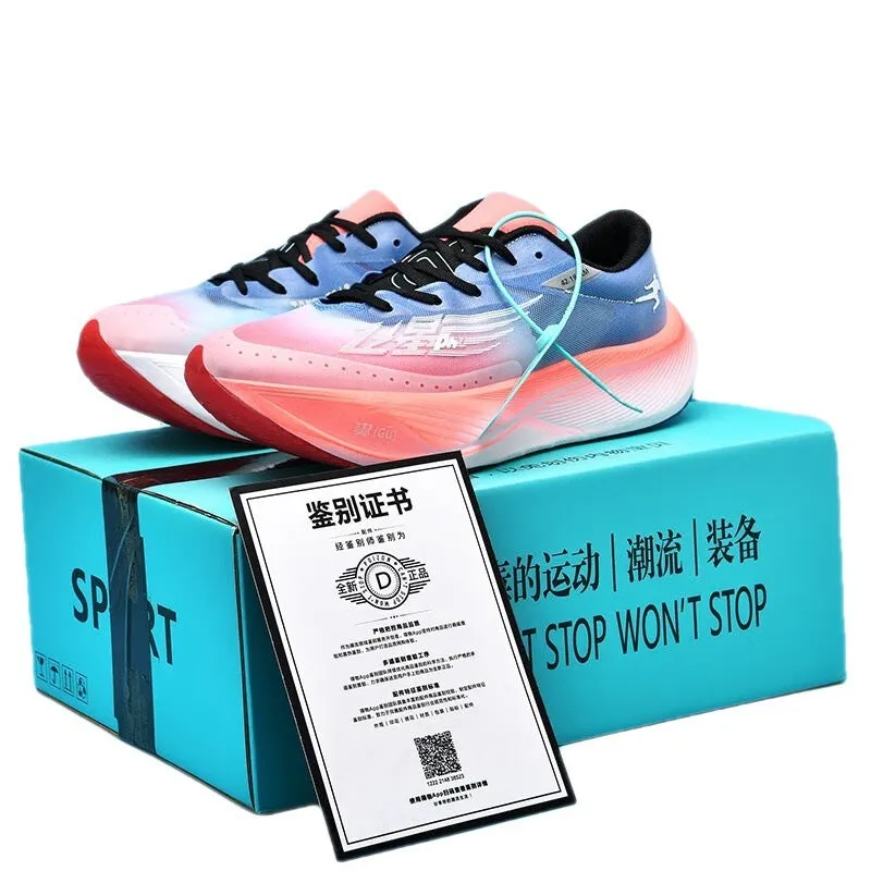 Low-top carbon plate running sneaker in a modern colour with mesh upper and natural rubber sole.