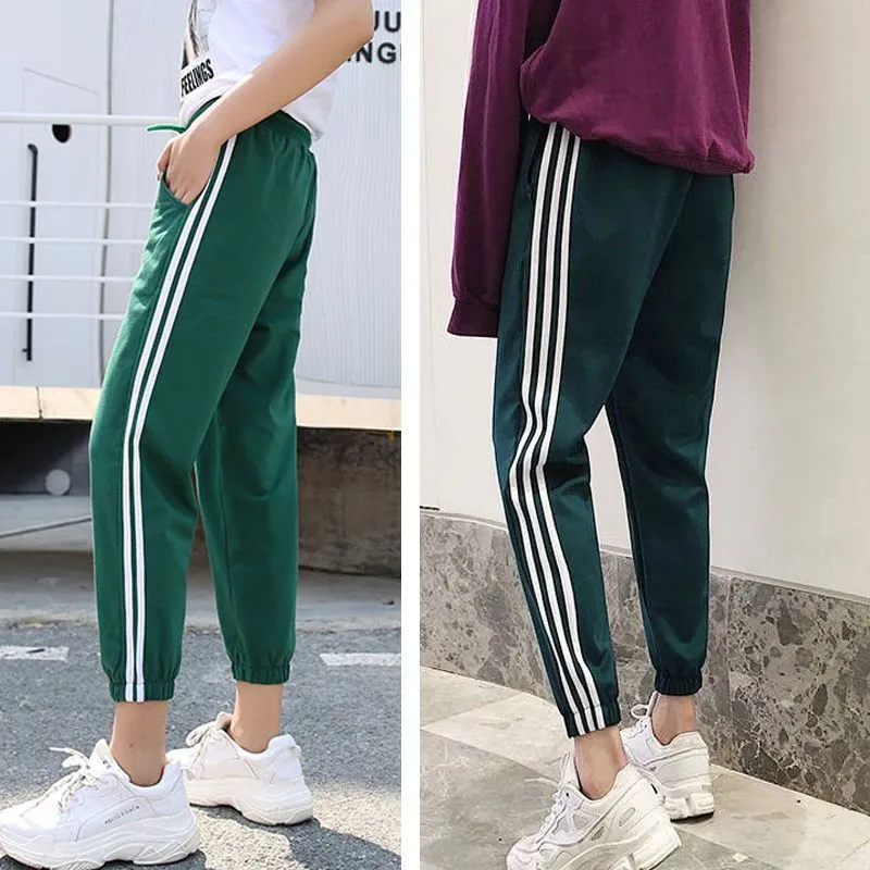 Quick-drying women's track pants in solid colour, loose-fit harem style with elastic waist