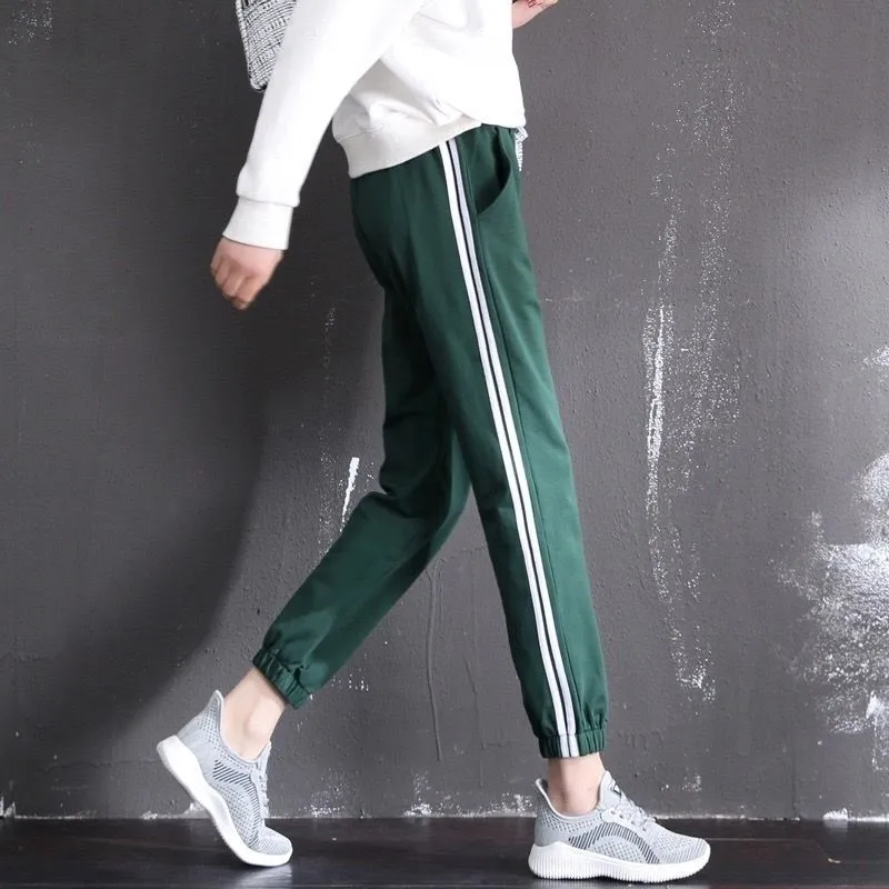 Quick-drying women's track pants in solid colour, loose-fit harem style with elastic waist