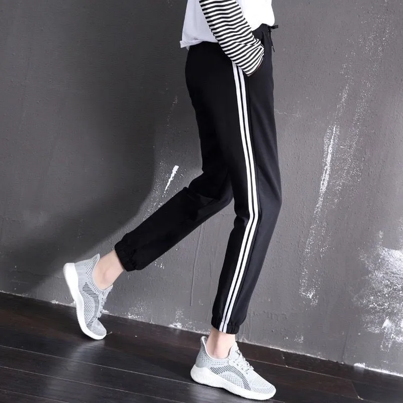 Quick-drying women's track pants in solid colour, loose-fit harem style with elastic waist