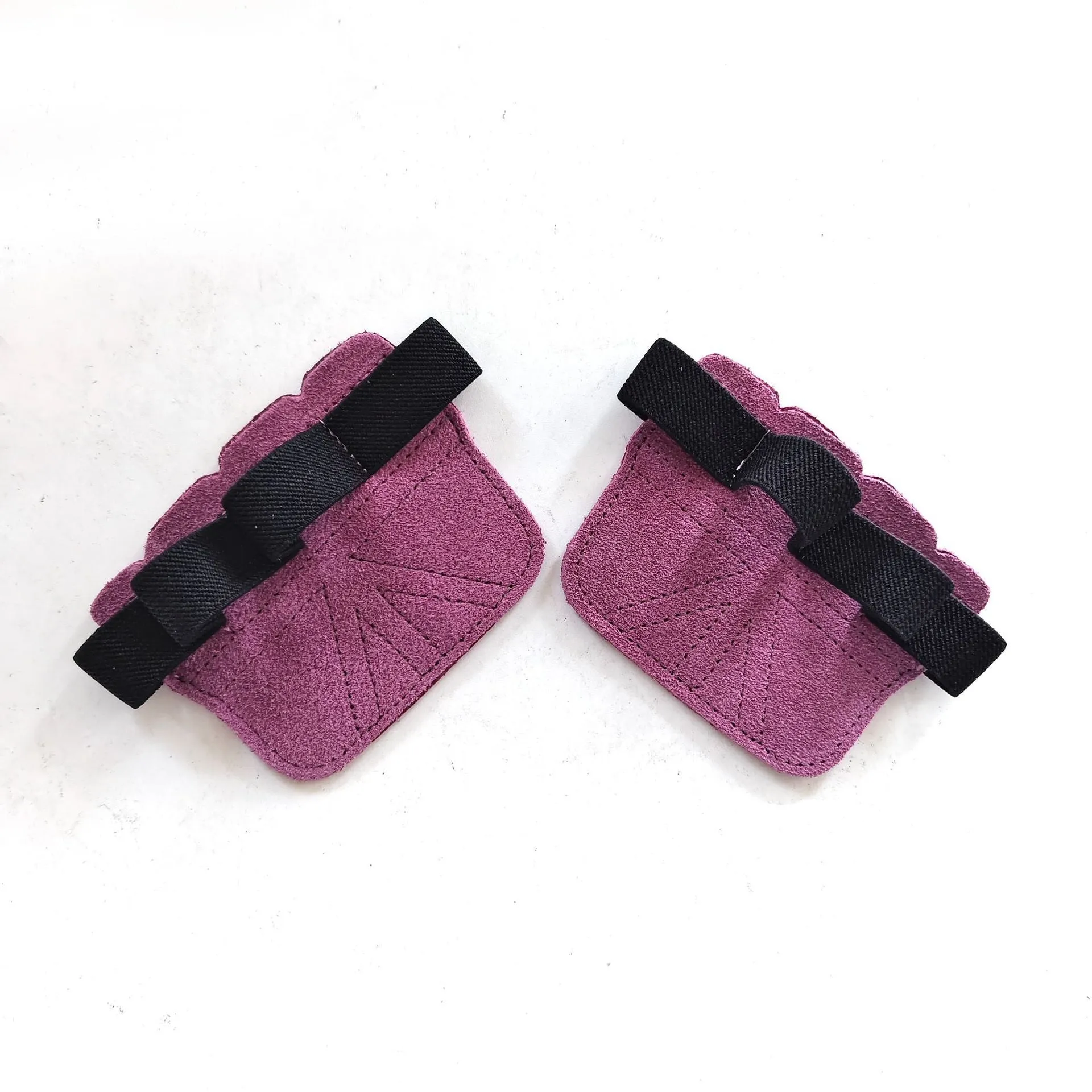 Portable anti-slip cowhide sports handguard for palm protection during weight lifting