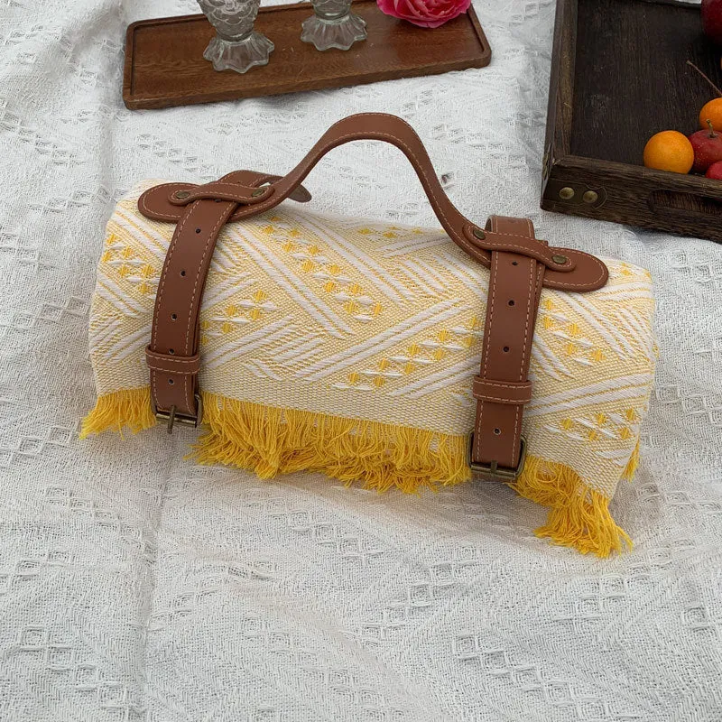 Knitted acrylic thickened checkerboard picnic mat with tassel edges and leather handle, khaki white colour, 130x180 cm
