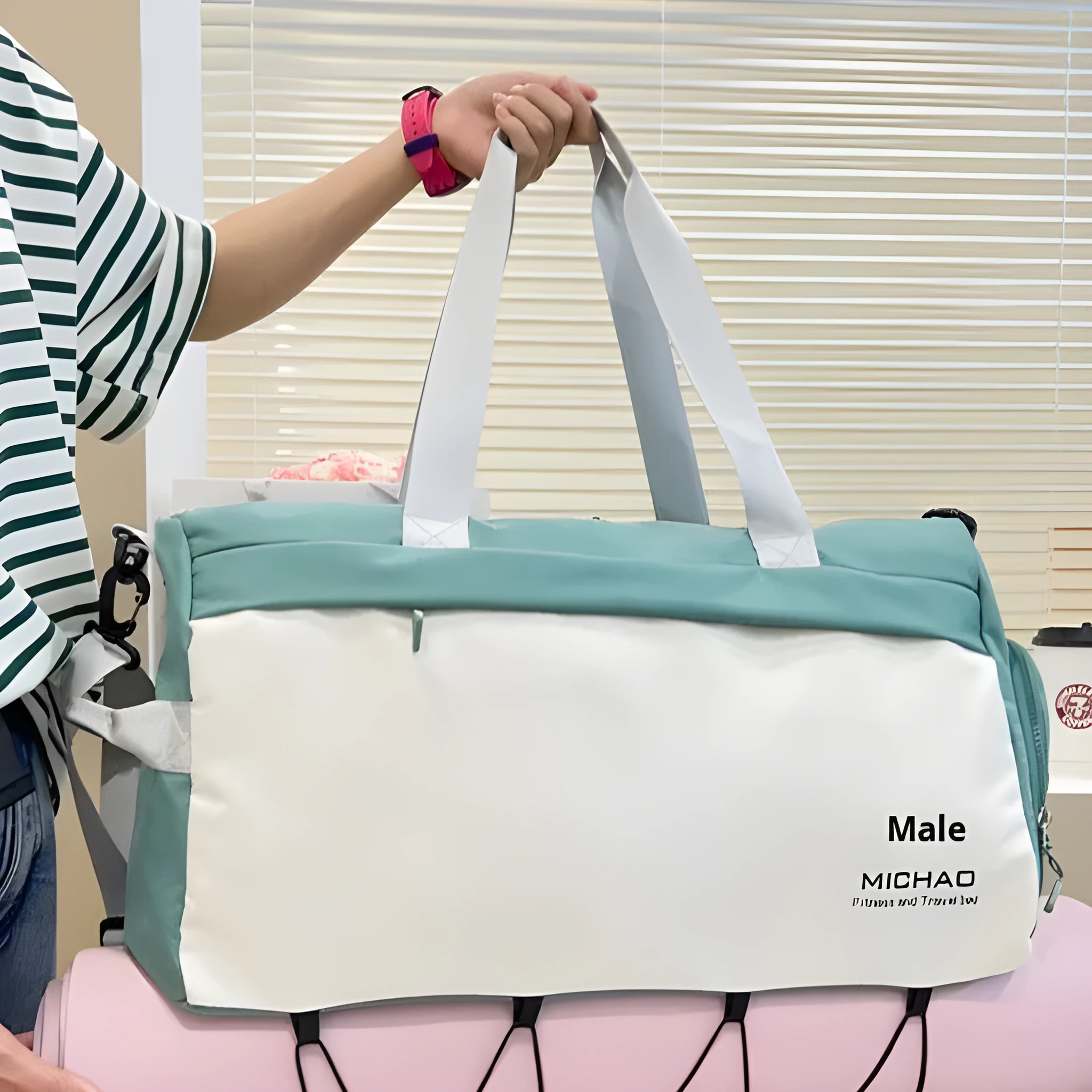 Fixed travel yoga bag in Oxford cloth, solid colour, with dry wet separation compartment and fixed mat strap.