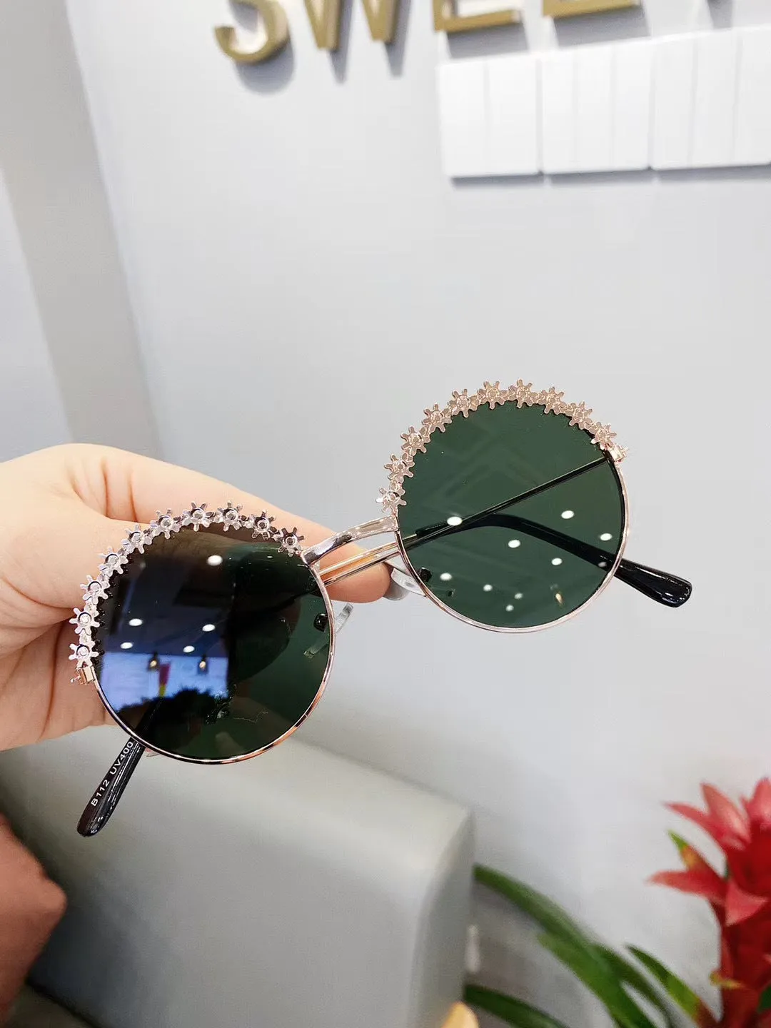 Children's flower sunglasses with metal frame in blue, retro style