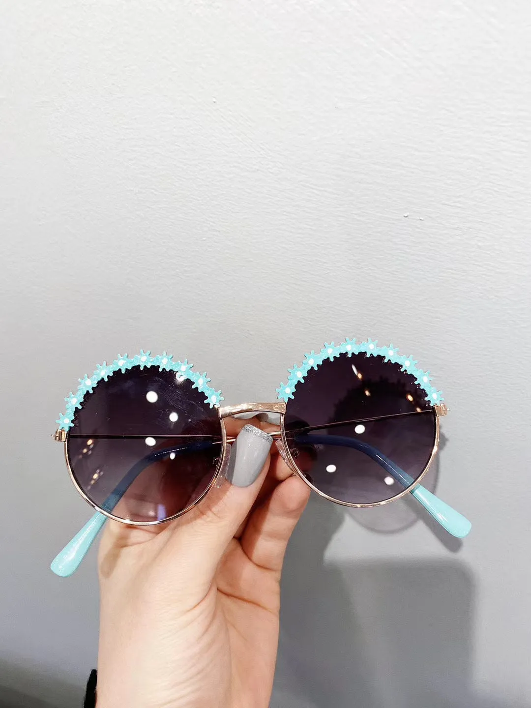 Children's flower sunglasses with metal frame in blue, retro style