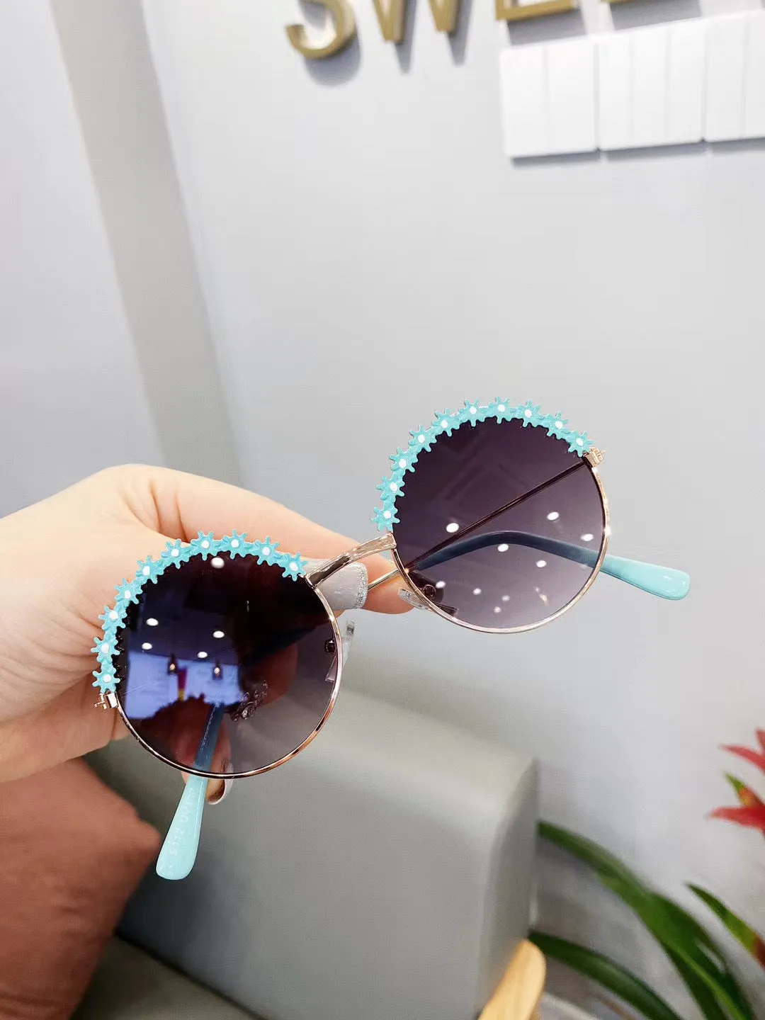 Children's flower sunglasses with metal frame in blue, retro style