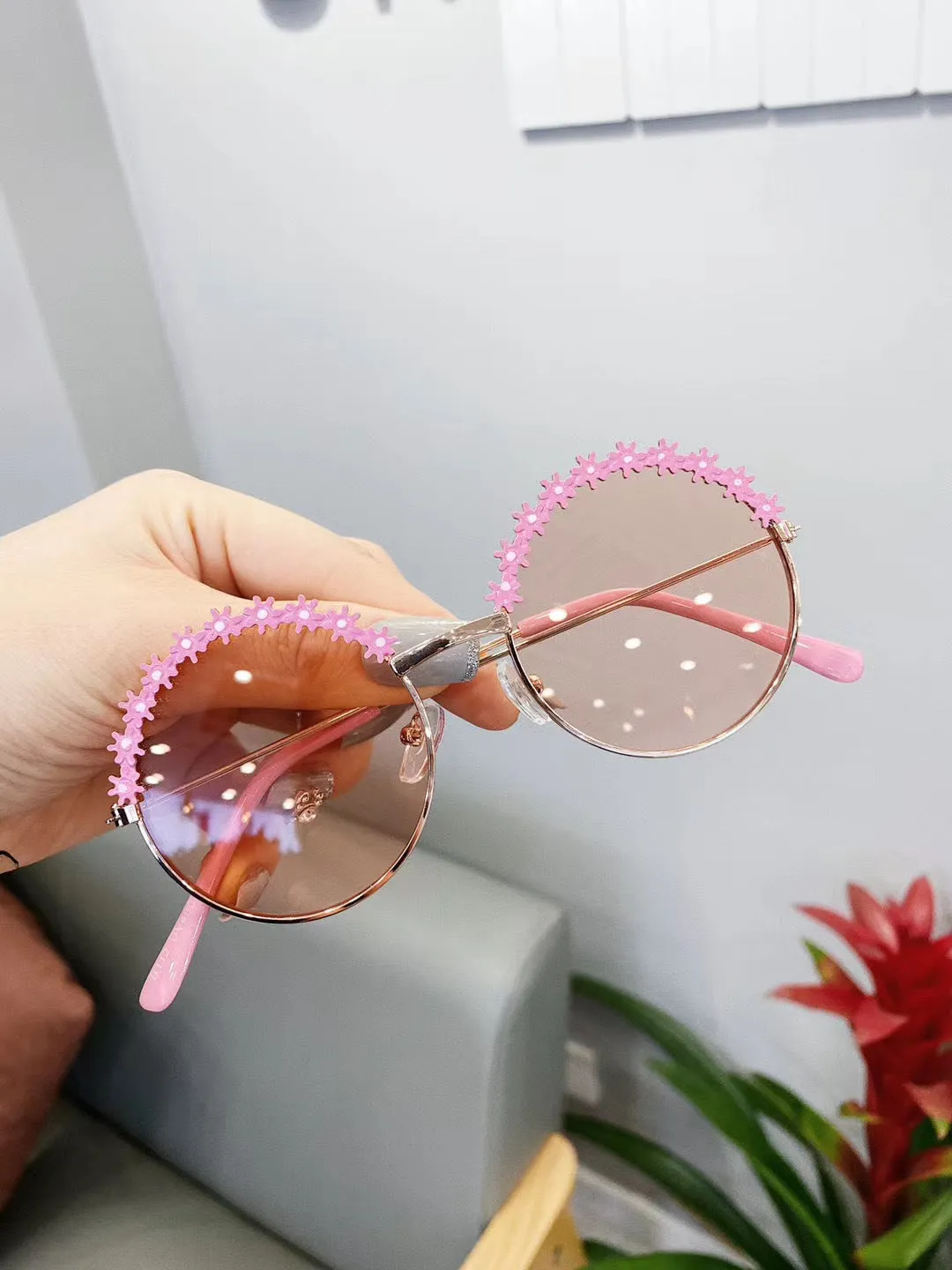 Children's flower sunglasses with metal frame in blue, retro style