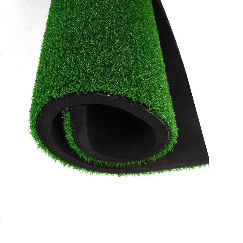 Green golf swing practice mat made of rubber and nylon, 15mm thick, on a driving range surface