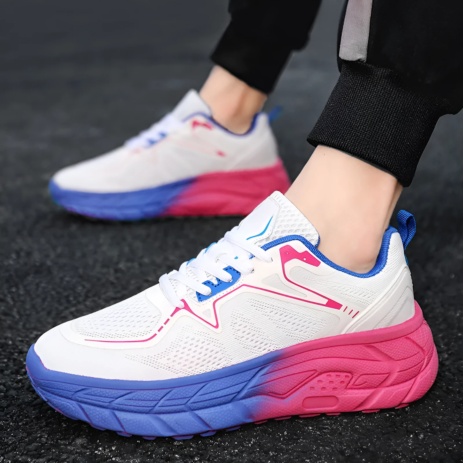 Cushioned rebound long-distance running shoes with breathable mesh upper in white