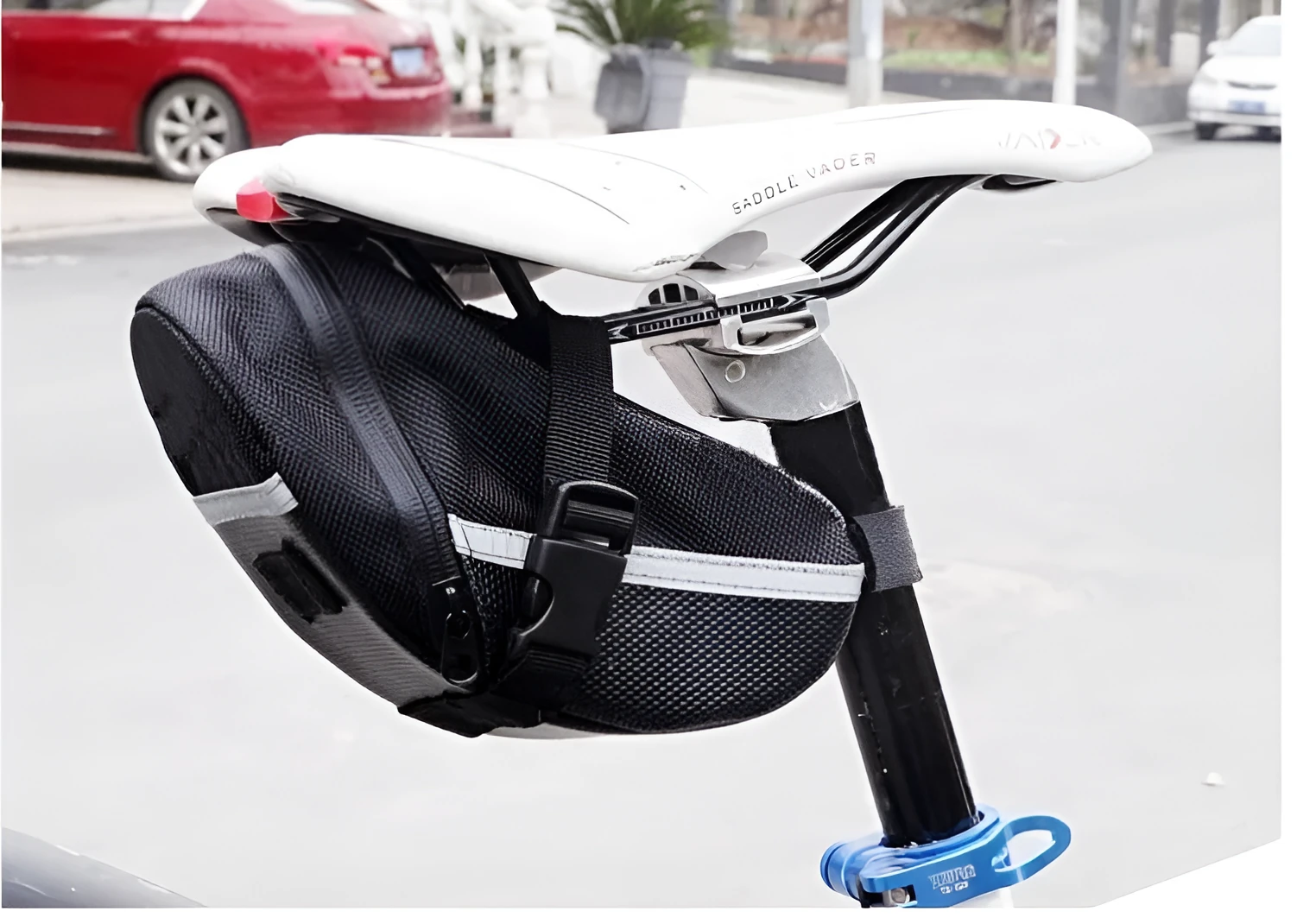 Black bicycle saddle bag made of 600D fabric with reflective strip, 20cm long, on a bike saddle