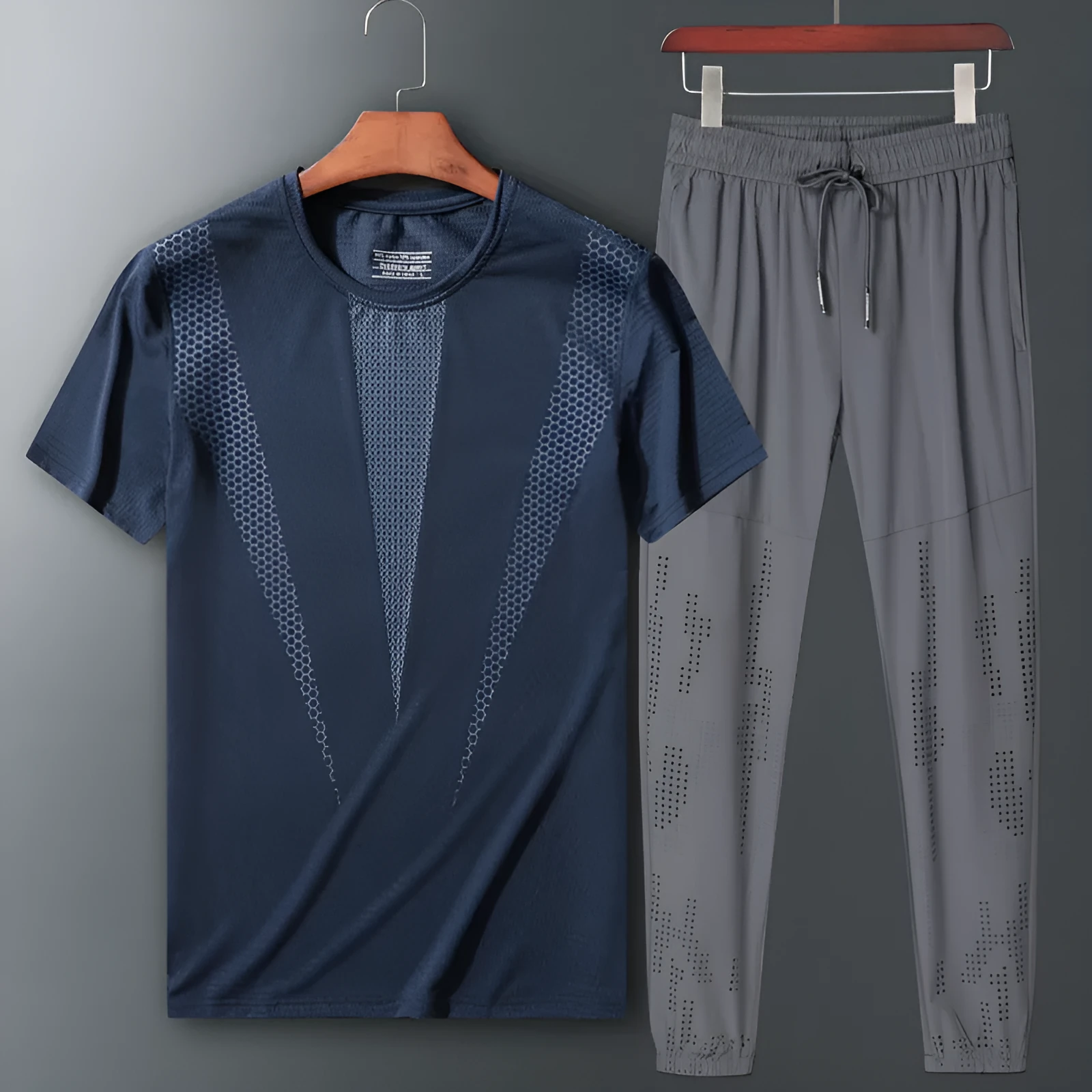 Two-piece short-sleeved sportswear set in black with round neck and nylon fabric