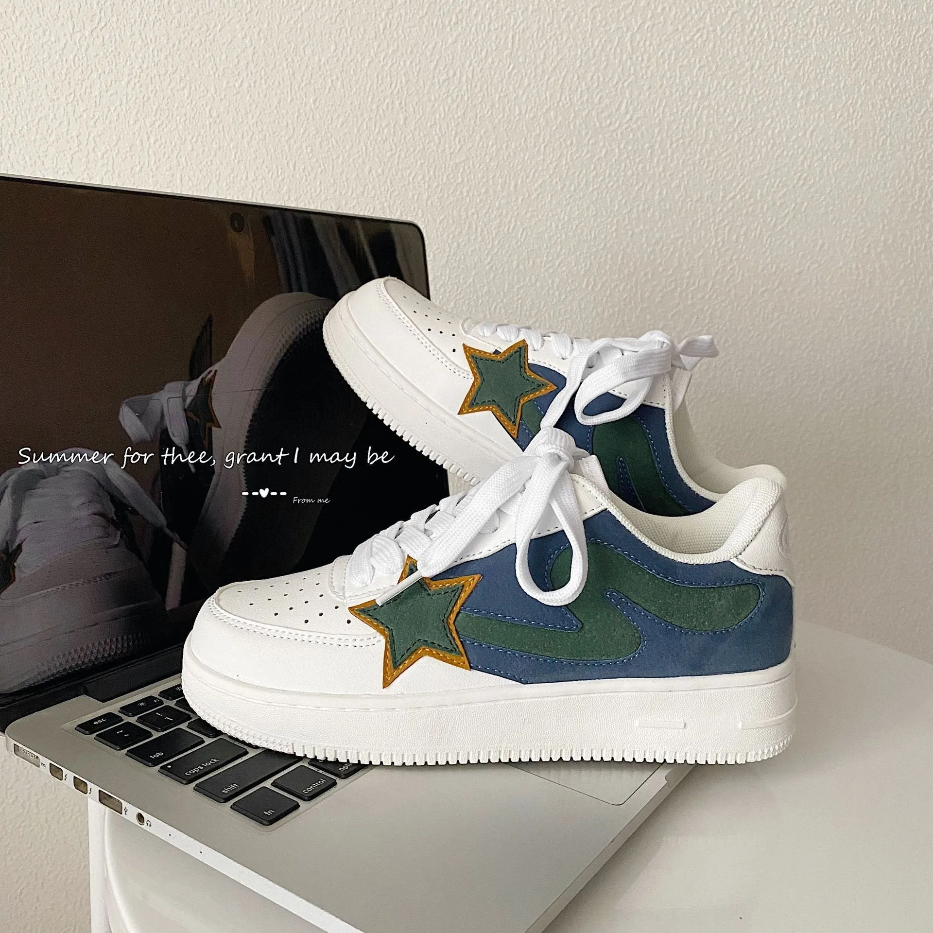 Retro low-top sports and casual shoes for men and women, synthetic leather upper, TPR sole, stitching details, white blue and white green colours, sizes 36-44.