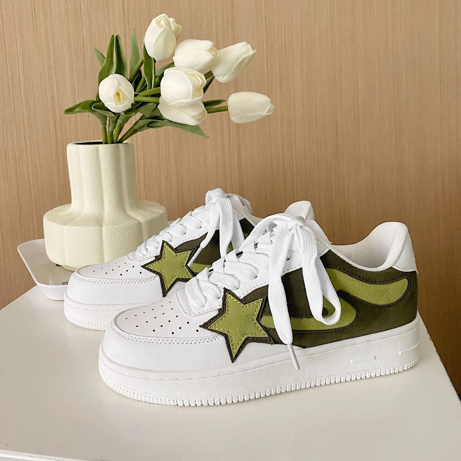 Retro low-top sports and casual shoes for men and women, synthetic leather upper, TPR sole, stitching details, white blue and white green colours, sizes 36-44.