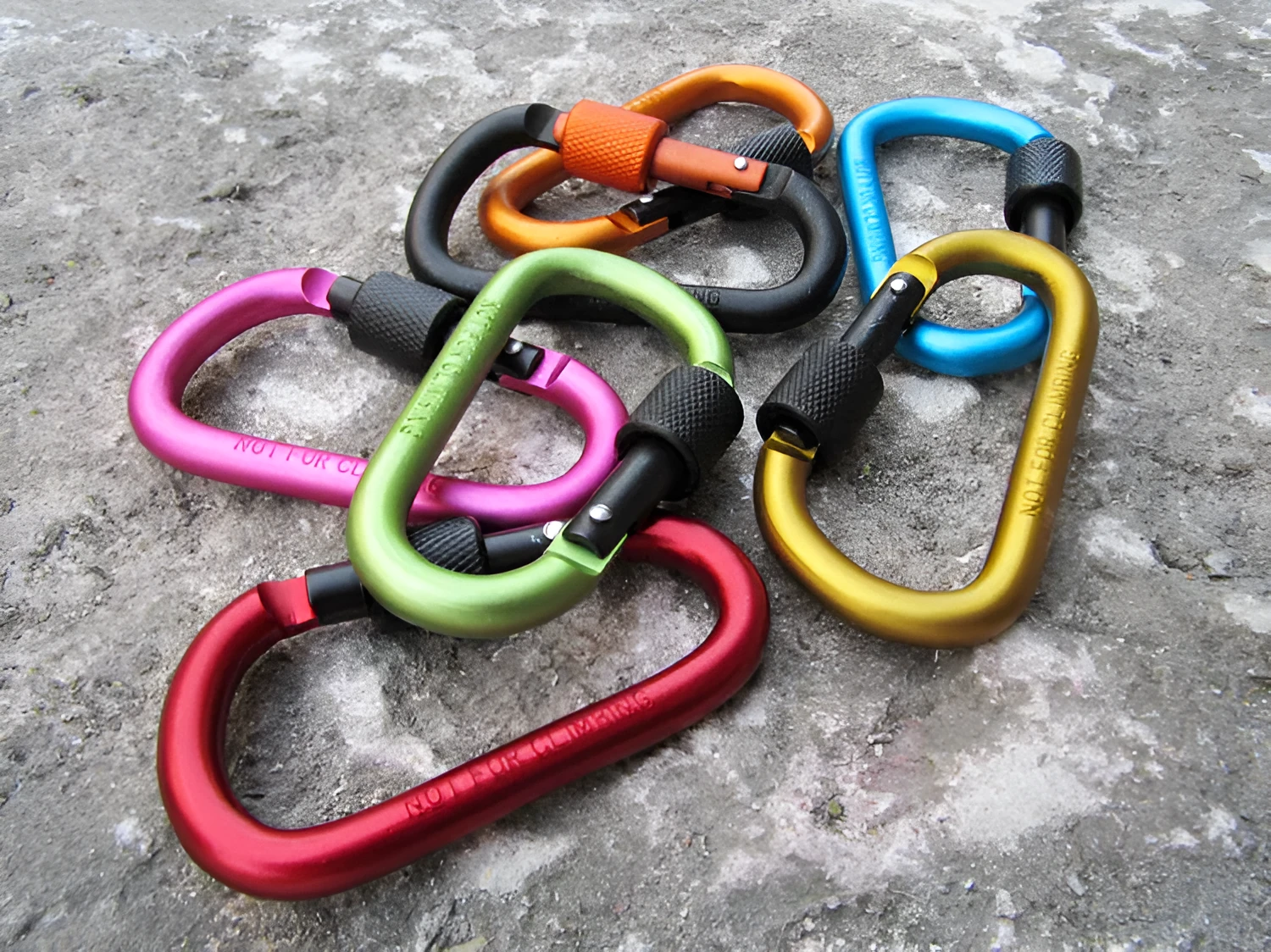 80mm aluminium alloy D-shape carabiner key ring clip with polished finish, 22 grams, black colour