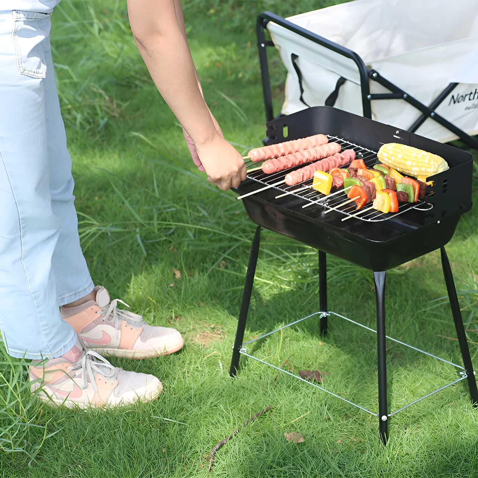 Portable metal barbecue oven in black, dimensions 29x12x44cm, suitable for camping and outdoor use