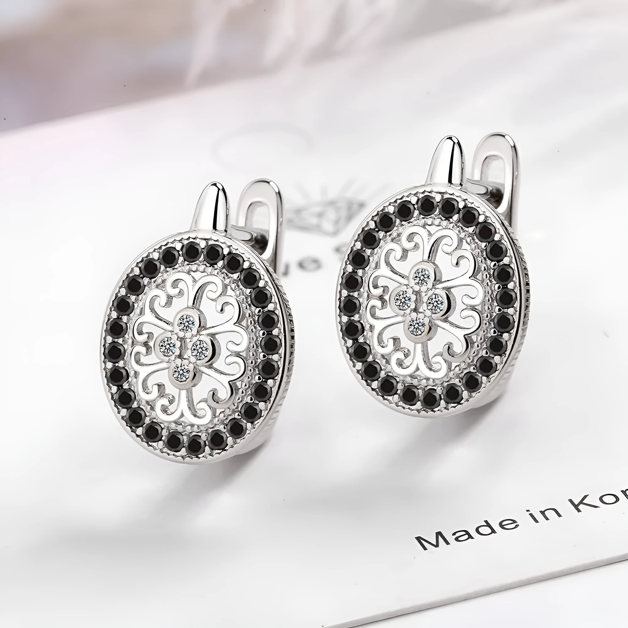 Diamond-encrusted round copper ear clip for women, geometric style, copper white gold plated