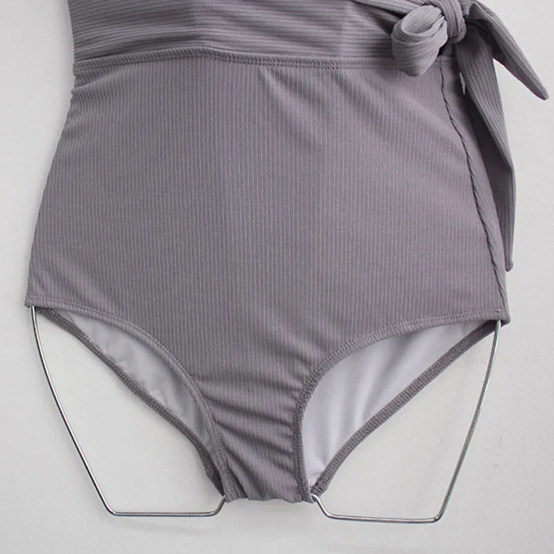 Women's one-piece polyester swimsuit with chest pad, solid colour with colour-matching pattern, tight fit, sizes M-XL