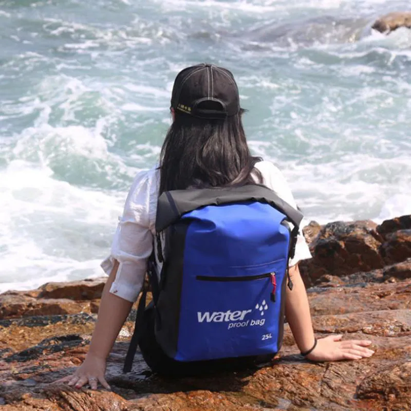 Green 25-litre waterproof PVC mesh mountaineering rucksack for hiking and travel