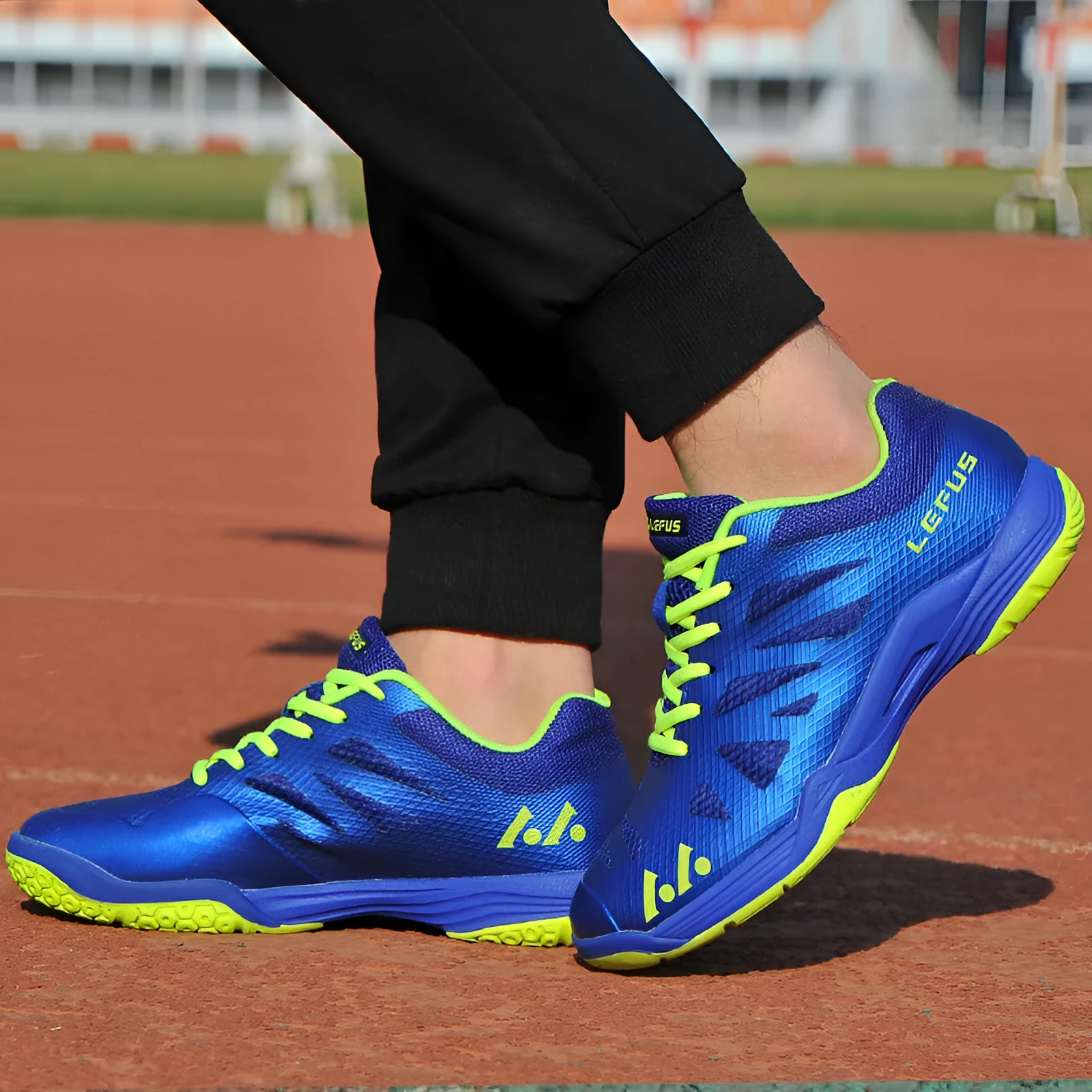 Men's mesh badminton shoes in L010 blue with rubber sole and lace-up closure