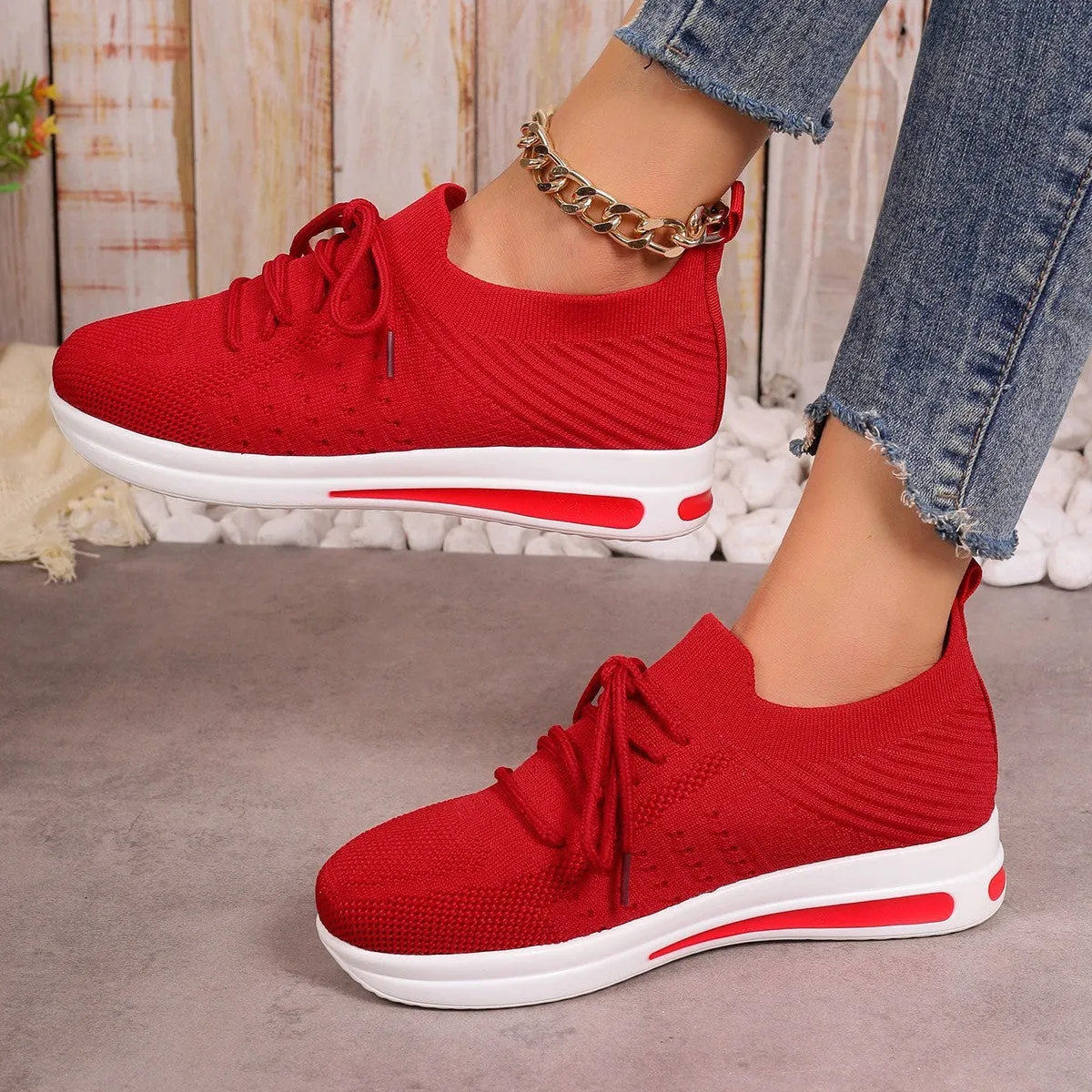 Women's low-top casual sneakers in artificial PU with lace-up front and round toe