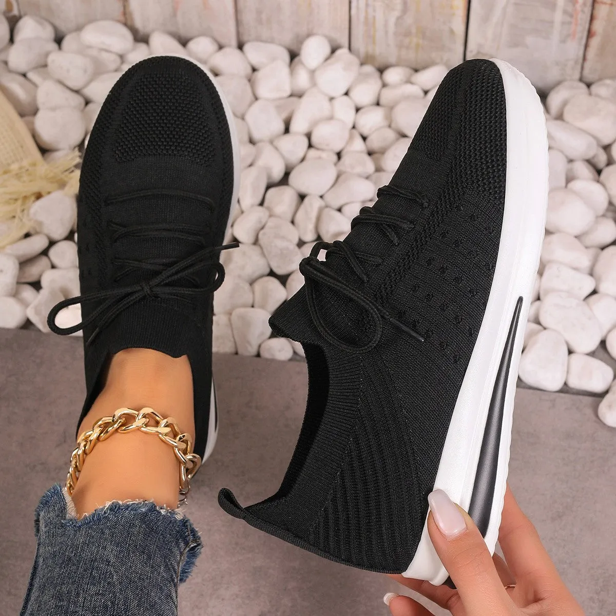 Women's low-top casual sneakers in artificial PU with lace-up front and round toe