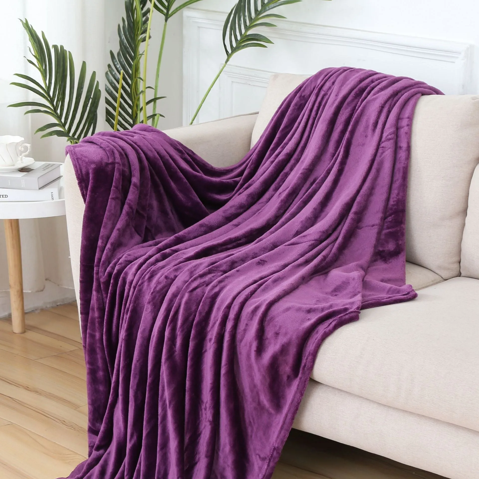 Solid colour polyester flannel blanket in big red, lying flat on a surface