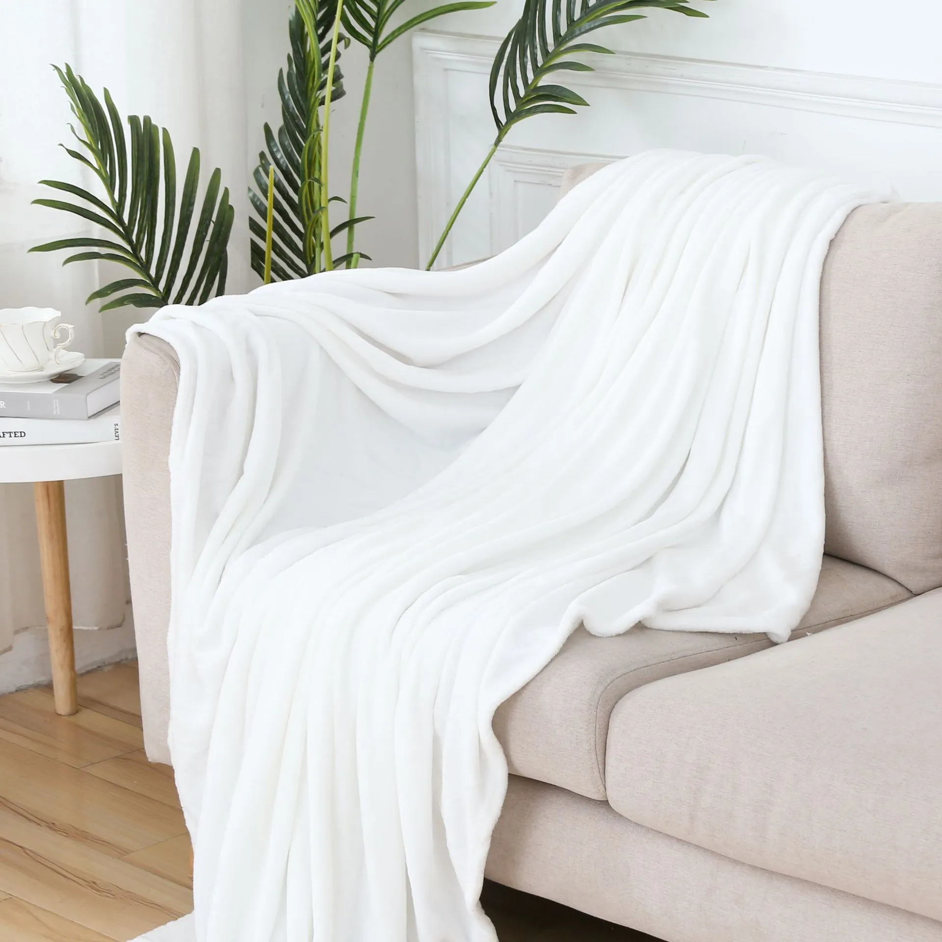 Solid colour polyester flannel blanket in big red, lying flat on a surface