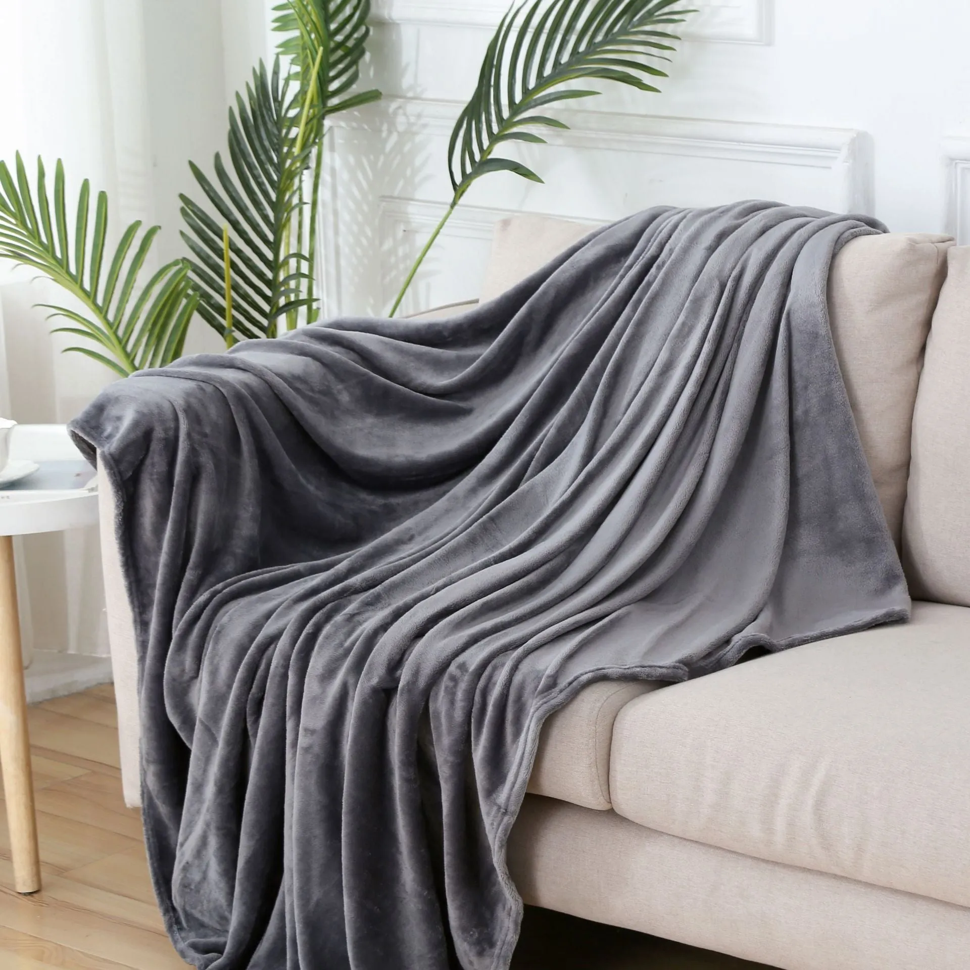 Solid colour polyester flannel blanket in big red, lying flat on a surface