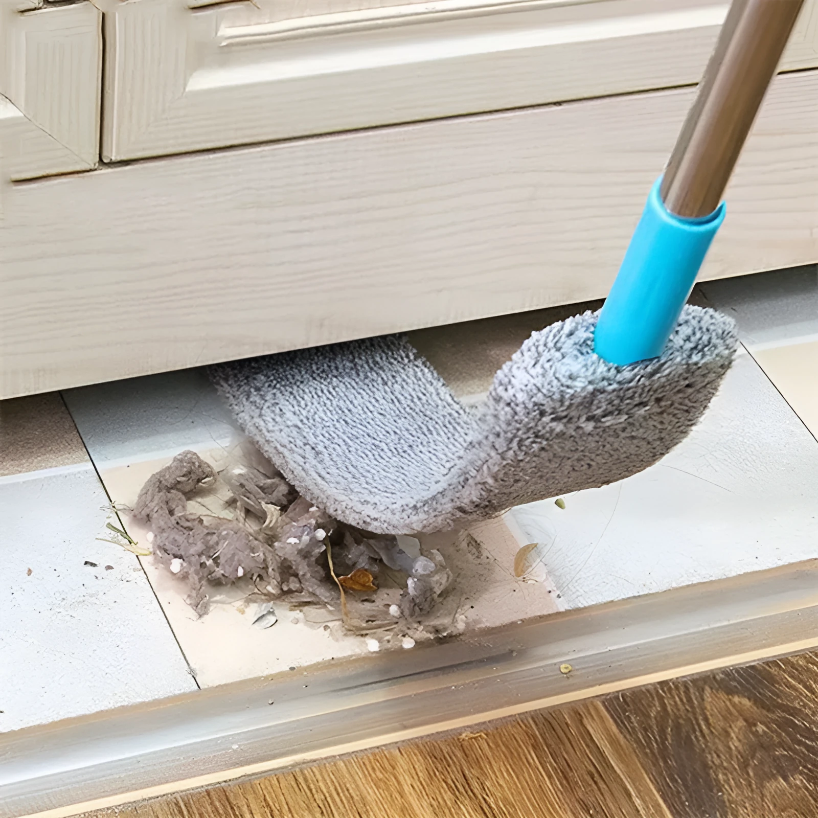 Retractable 156cm bed bottom cleaning brush with microfiber cloths and bristle head for dust removal under furniture