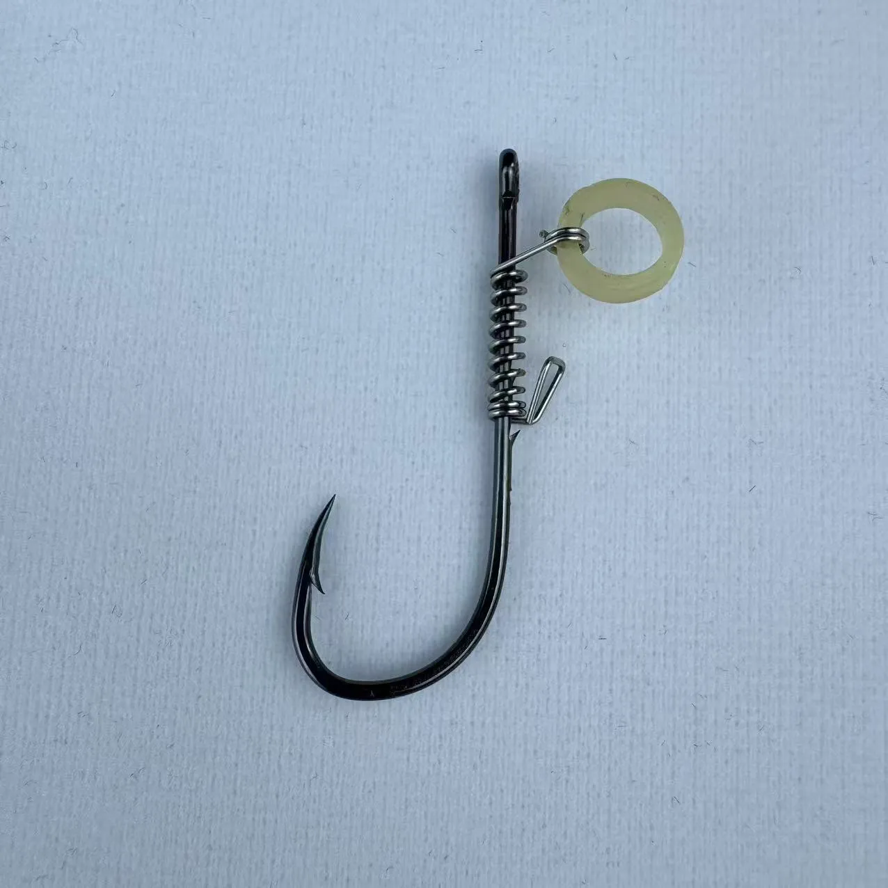 Spring rubber band sea fishing lure with barbed hook holding live shrimp for outdoor fishing