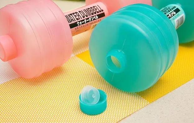 Water-filled fitness dumbbell for women in pink polypropylene plastic with leak-proof port