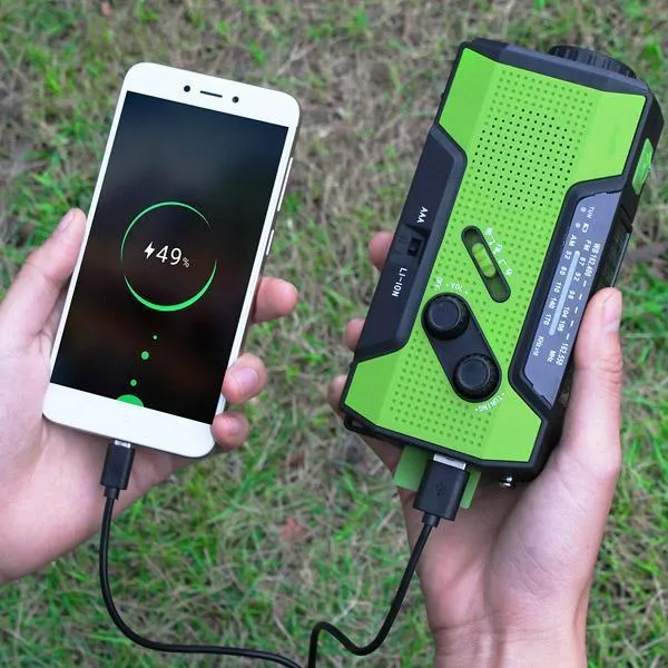 Pocket solar radio in green, waterproof and solar-powered for outdoor use
