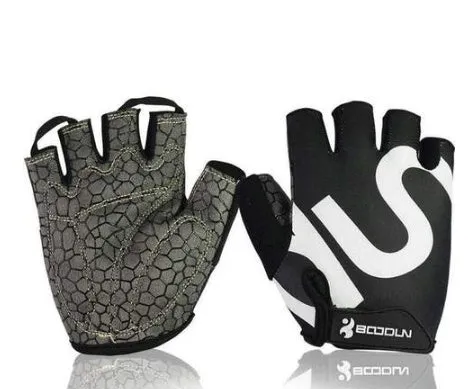 Queshark unisex half finger gym gloves in black on a white background for weight lifting and fitness training