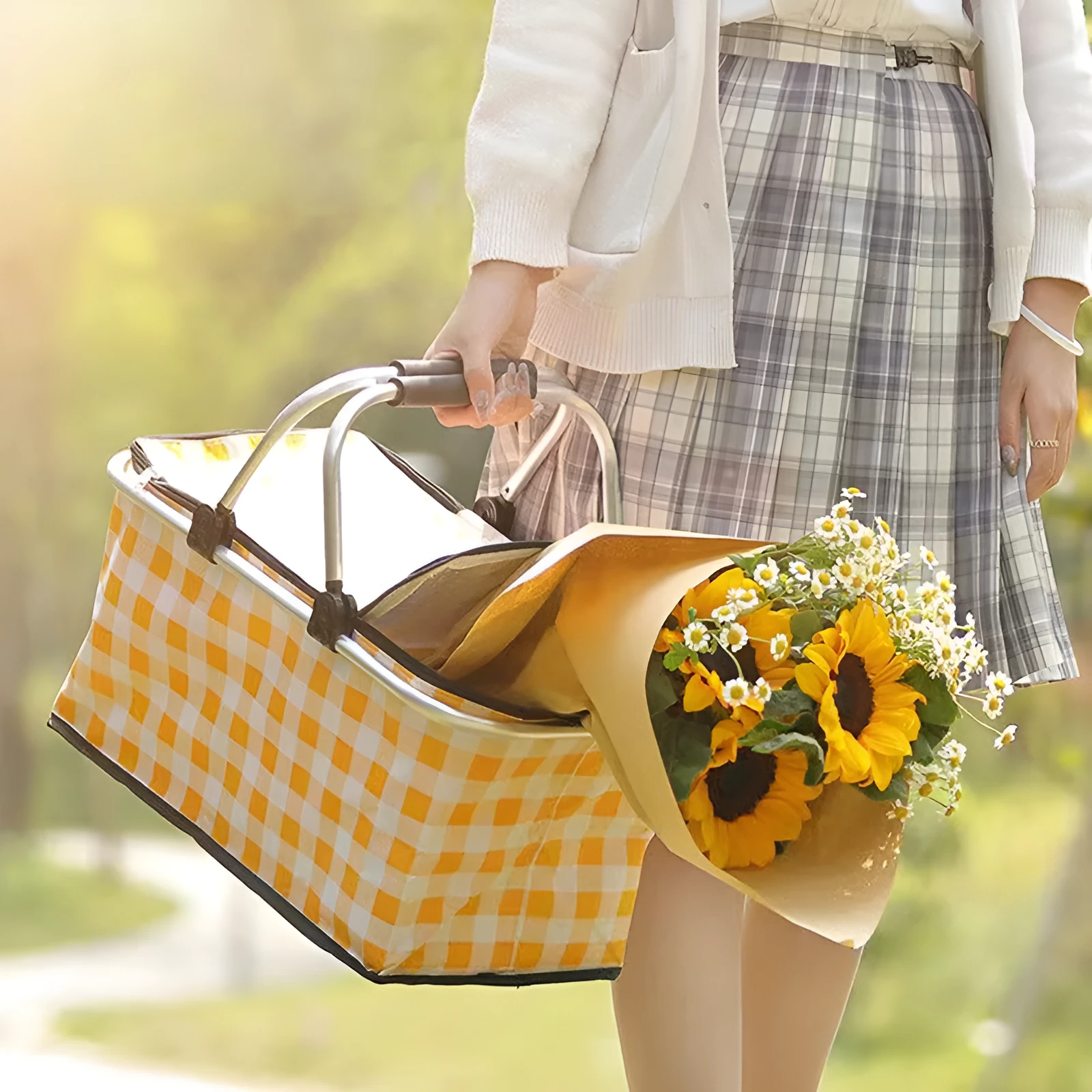 Foldable insulated picnic basket made from Oxford cloth in blue maple leaf colour for outdoor use